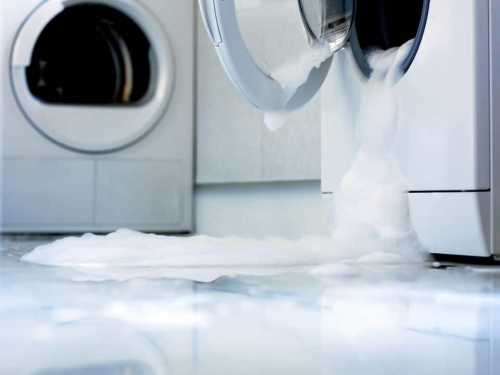 Причины, почему течет стиральная машина